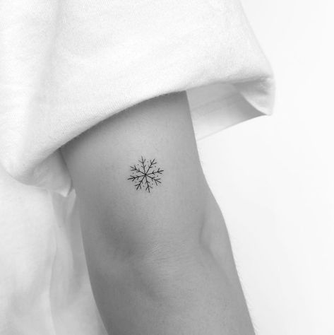 Snowflake Tattoo Fineline, Small Winter Tattoo Ideas, Snow Related Tattoos, Dainty Christmas Tattoos, Snow Flake Tattoos For Women, Christmas Fine Line Tattoo, Minimalist Snowflake Tattoo, Winter Tattoo Ideas Nature, Christmas Inspired Tattoos