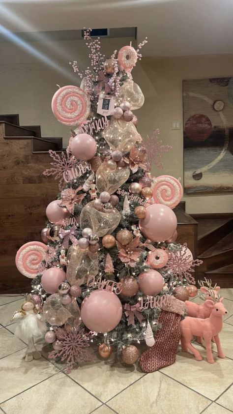 Girly Tree Christmas, Pink Xmas Tree Decorations, Christmas Colors Ideas, Pink Decorations Christmas Tree, Pink And Gold Tree Christmas, Christmas Tree Ideas Pink And Silver, Pink Gold Christmas Decor, Christmas Tree Pink And Silver, Christmas Tree Decor Ideas Pink