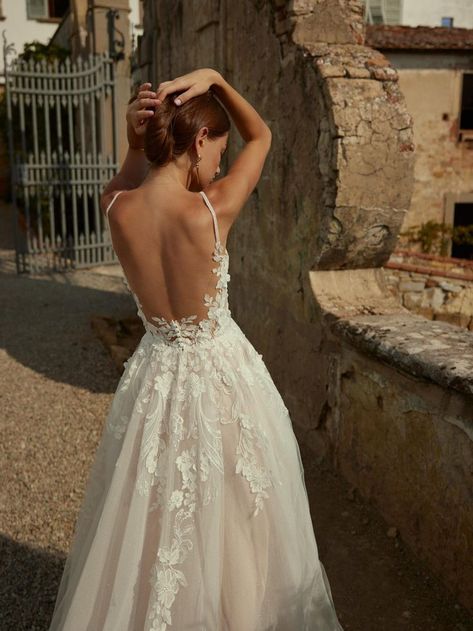 Wedding Dress Low Back, Unique Wedding Dresses, Wedding Dress Flowy, Fairy Tale Wedding Dress, Pretty Wedding Dresses, Cute Wedding Dress, Back Wedding Dress, Dream Wedding Ideas Dresses, Princess Wedding