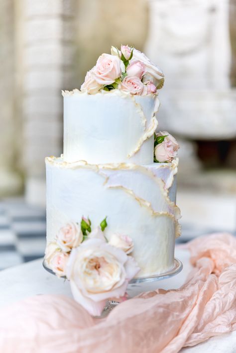 Elegant and modern buttercream cake with texture, a touch of gold and blush roses for a Wotton House wedding. Photo by Neli Prahova. Wotton House, Blush Wedding Cakes, Elegant Wedding Inspiration, Summer Garden Wedding, Romance Wedding, Fall Wedding Cakes, Engagement Cakes, Cool Wedding Cakes, White Wedding Cake