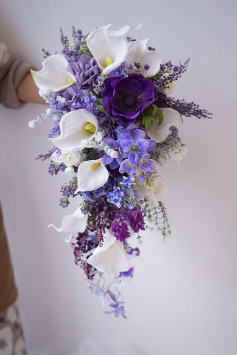 #weddingflowers #bouquet #flowers #ramo #flores #fiori #bouquet #bride #bridal #wedding #weddingday #weddingflowers Purple Cascading Bouquet, Wisteria Wedding Colors, Purple Arrangements, Elegant Wedding Florals, Light Purple Wedding, Wisteria Wedding, Elegant Wedding Bouquets, Cascading Wedding Bouquets, Wedding Florida