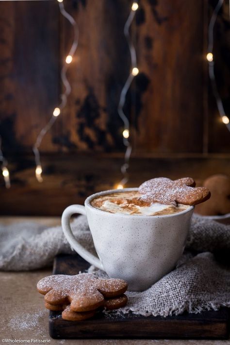 Gingerbread Latte, Winter Coffee, Chocolate Caliente, Pumpkin Spice Cupcakes, Healthy Snacks Easy, A Cup Of Coffee, Christmas Drinks, Christmas Coffee, Coffee Love