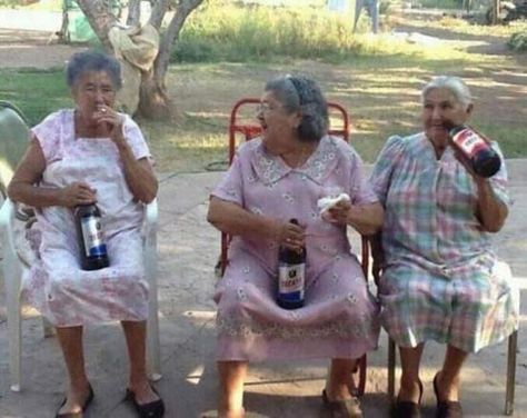 Grandma's of the Hood ~ Fun Messages, Funny Family Photos, Old Lady Humor, Mexican Humor, Leyte, We Are The World, Family Humor, Drinking Beer, Bones Funny