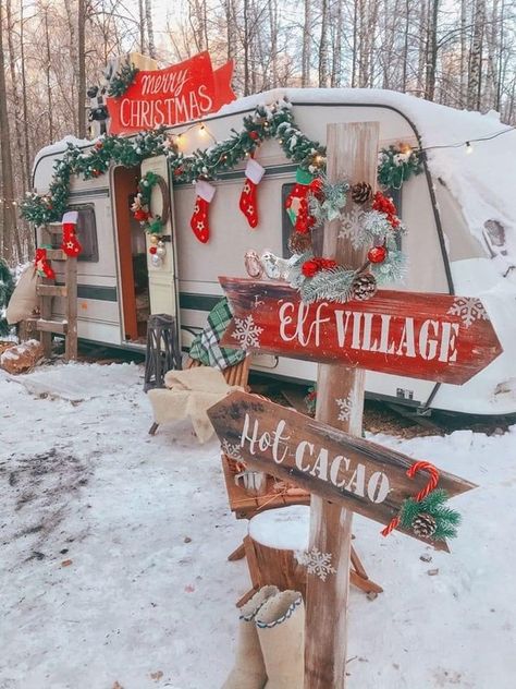 Christmas Trailer Decorations, Camper Christmas Photoshoot, Christmas Trailer, Christmas Camping, Christmas Tree Lots, Winter Couple, Christmas Photo Props, Christmas Photo Booth, Family Christmas Pictures