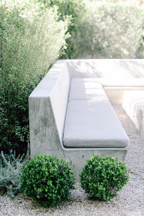 Built Seating Outdoor, Concrete Garden Seating, Terrace Built In Seating, Cement Outdoor Seating, Concrete Outdoor Bench Seating Areas, Cement Bench In Garden, Concrete Patio Seating, Built In Bench Garden, Concrete Bench Seat Outdoor