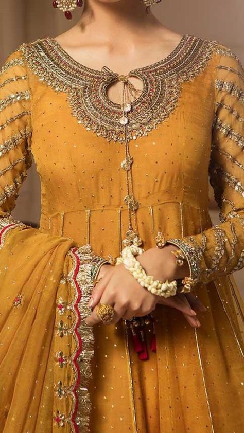 Beautiful Neck Design with Gotta Patti Lac Mehndi Mayon Dresses For Bride And Groom Sister- Wedding Dresses For Mehndi Function #mehndidress #mayondress #bridesister Mayon Dresses For Bride, Dresses For Mehndi Function, Wedding Dresses Garden, Wedding Dresses Fit, Mayon Dresses, Pakistani Wear, Mehndi Function, Asian Wedding Dress Pakistani, Function Dresses