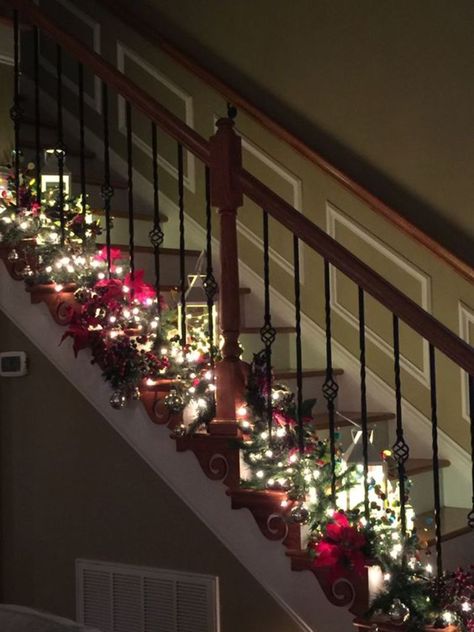 Christmas Decorated Staircase Railings, Christmas Stairway Decorations, Christmas Railing Decor Indoor, Garland On Staircase Christmas, Stairway Decorating Christmas, Staircase Christmas Decor Railings, Xmas Stairs, Stairway Decor Ideas, Brooklyn Christmas