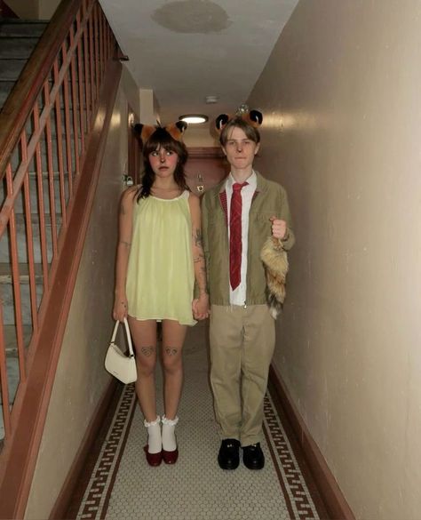 30 Cute And Unique Couples Halloween Costumes Ideas - RecipeMagik Fox Halloween Costume, Lila Party, Fox Halloween, Unique Couple Halloween Costumes, Fox Costume, Matching Halloween Costumes, Pretty Halloween Costumes, Duo Halloween Costumes, Couples Halloween Outfits