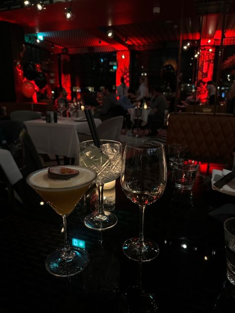 Drinks Aesthetic Night, Night Luxe, Aesthetic Drinks, Pretty Alcoholic Drinks, Christmas Interiors, Pretty Drinks, Luxe Life, Night Vibes, Luxury Aesthetic