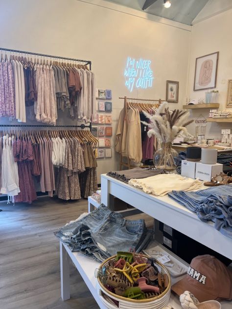 Cozy Boutique, Aesthetic Retail Store, Small Boutique Set Up Ideas, Small Space Boutique Display, How To Open A Boutique Store, Rustic Clothing Boutique Store Displays, Cute Boutique Interior, Ladies Boutique Interior Design, Boho Clothing Store Interior