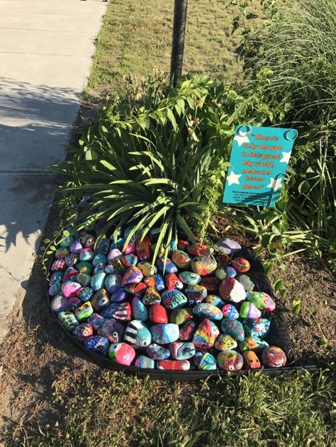 Flat Rock Garden, Spiritual Garden, Painted Garden Rocks, Tattoo Plant, Rock Garden Design, Painted Rocks Diy, School Garden, Rock Painting Art, Rock Crafts