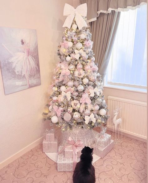 Pink Christmas Bedroom, Crismas Tree, Hello Kitty Christmas Tree, White Christmas Tree Decorations, Christmas Tree Inspo, Christmas Dreaming, Pink Xmas, Pink Christmas Decorations, Pink Holiday