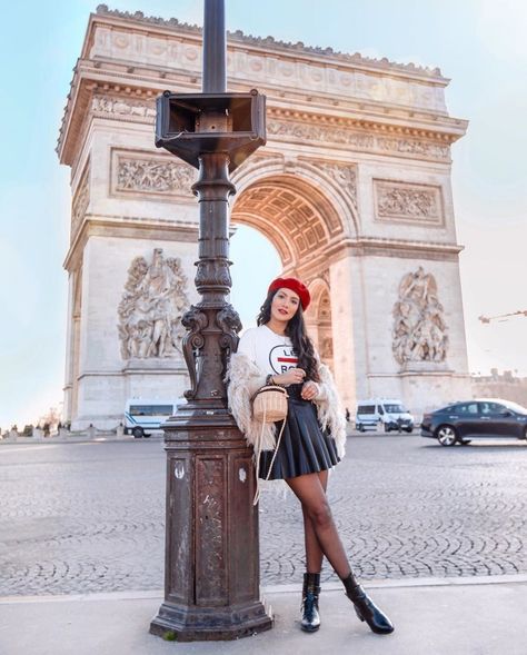 Emily In Paris Photoshoot Ideas, Paris Poses Photo Ideas, Paris Photoshoot Ideas, Paris Poses, Paris Locations, Paris Ideas, Paris Photo Ideas, Big Van, Paris Photoshoot