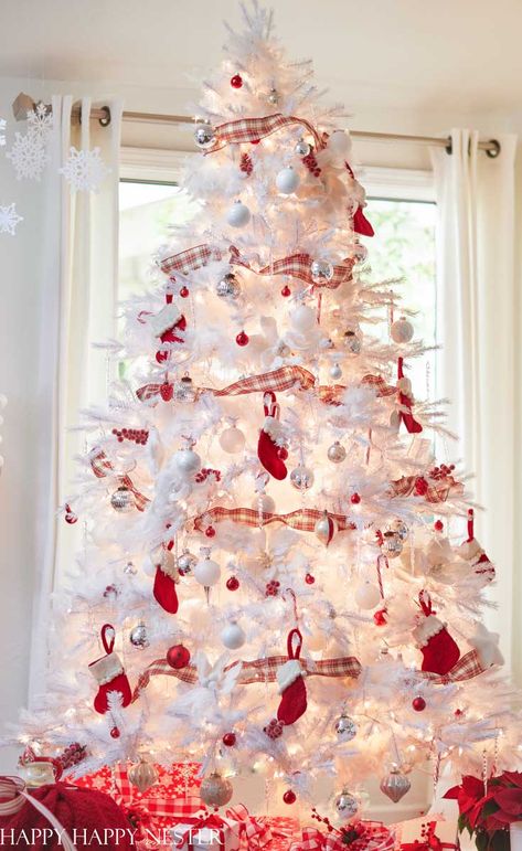 White Christmas Tree With Red, Decorating With Red, Home Decor Ideas Christmas, Red And White Christmas Tree, White Christmas Tree Decorations, Christmas Tree Inspo, Red Can, Red And White Christmas, Christmas Tree Inspiration