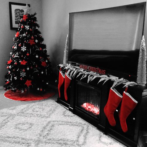 Black And Red Xmas Tree Decorating Ideas, Black Tree Red Ornaments, Black Christmas Tree Red Decorations, Black And White Living Room Christmas Decor, Black Red And Gold Christmas Decor, Red And Black Christmas Aesthetic, Black Gold And Red Christmas Decor, Black Red Christmas Decor, Black Christmas Tree Red Ornaments