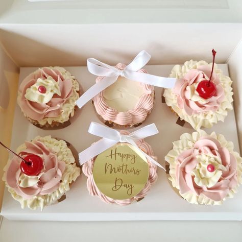 Mini Cupcakes Design, Lambeth Style Cupcakes, Vintage Cupcake Designs, Cupcake Coquette, Coquette Cupcakes, Cupcake Photoshoot, Aesthetic Cupcakes, Cupcakes Aesthetic, Cupcakes Vintage