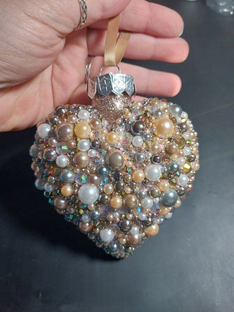 Make Coasters, Old Jewelry Crafts, Costume Jewelry Crafts, Jewel Ornaments, Pearl Ornaments, Vintage Jewelry Ideas, Heart Christmas Ornaments, Vintage Jewelry Repurposed, Jewelry Christmas Tree