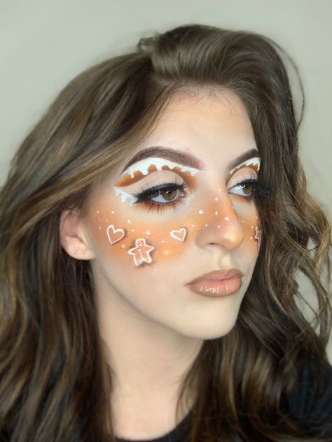 Christmas makeup gingerbread man Hot Cocoa Makeup, Gingerbread Makeup Ideas, Ginger Bread Makeup, Thanksgiving Makeup Look Simple, Gingerbread Makeup Look, Gingerbread Man Makeup, Gingerbread Makeup, Cookie Makeup, Creative Christmas Makeup