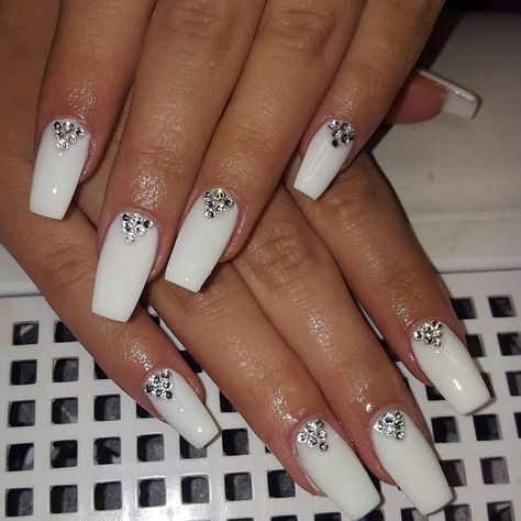 cool 40 Dazzling Ways to Style White Nails – Topnotch Nails Check more at http://newaylook.com/best-ways-to-style-white-nails/ Imbre Nails, Nail Jewels, Easy Nails, Nails Design With Rhinestones, White Acrylic Nails, White Nail Designs, Unique Acrylic Nails, Gem Nails, Diamond Nails