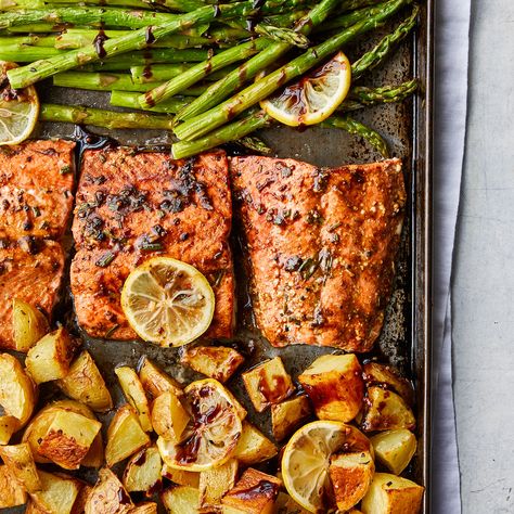 Rosemary Roasted Salmon with Asparagus & Potatoes Salmon Roasted Potatoes, Salmon Asparagus Potatoes, Salmon Receipts, Salmon Dinners, Salmon Potatoes, Roast Salmon, Sunday Dinner Ideas, Pan Salmon, Pan Cooking