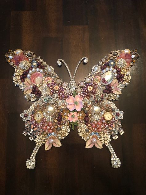 Antique jewelry butterfly art Brooch Art Projects, Repurposing Jewelry, Repurposed Old Jewelry, New Art Ideas Creativity, Wall Art Using Old Jewelry, Old Watches Crafts Diy Projects, Pictures Made With Old Jewelry, Antique Jewelry Art, Bead Picture Art