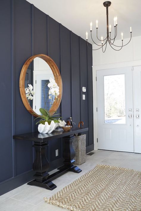 Wall panelling and a navy blue hue brings character to this entryway. Wall Paneling Ideas Living Room, Living Room Panelling, Blue Accent Walls, Interior Vintage, Accent Walls In Living Room, Blue Walls, 인테리어 디자인, Living Room Wall, Bedroom Wall