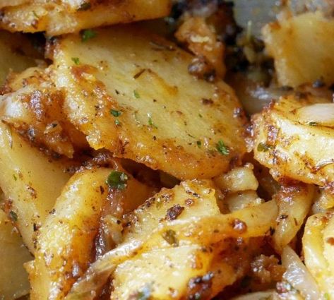 Skillet Potatoes And Onions, Breakfast Skillet Potatoes, Smothered Potatoes, Breakfast Potatoes Skillet, Potato Breakfast Recipes, Potatoes And Onions, Kulfi Recipe, Skillet Potatoes, Breakfast Skillet