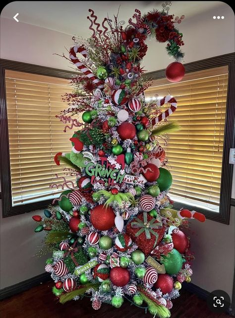 Grinch Tree, Grinch Trees, Christmas Tree Inspo, Grinch Decorations, Grinch Christmas Party, Whoville Christmas, Grinch Christmas Tree, Grinch Christmas Decorations, Christmas Tree Decorating Themes