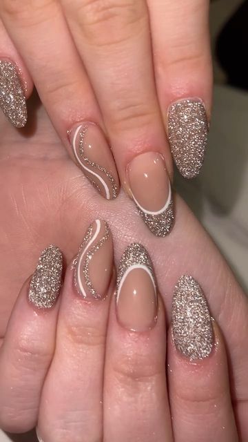 Nail Design Gold, Nail Art Paillette, Birthday Nail Designs, Reflective Nails, Bridal Nails Designs, Engagement Nails, Silver Nail Designs, Gold Acrylic Nails, Green Acrylic Nails