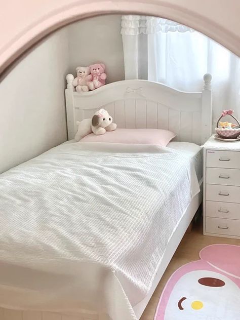 Twin Bed Coquette, Twin Beds For Small Rooms, Cute Twin Bed Ideas, Twin Size Bed Ideas Aesthetic, Room Inspo Twin Bed, Made Bed Aesthetic, Cute Twin Beds, Aesthetic Twin Bed, Twin Bed Ideas For Small Room