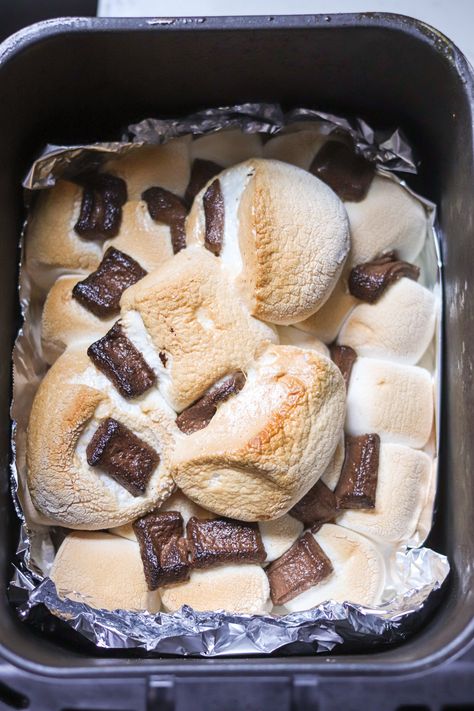 This viral air fryer s'mores dip has only 2 ingredients and is done in 5 minutes! The perfect quick dessert! S'more Air Fryer, Best Air Fryer Desserts, Air Fryer Dessert Recipes Chocolate, S’mores Air Fryer Dip, How To Make Smores In The Air Fryer, S’mores In The Air Fryer, Marshmallows In Air Fryer, S’mores Air Fryer Recipe, Cookie S’mores Air Fryer