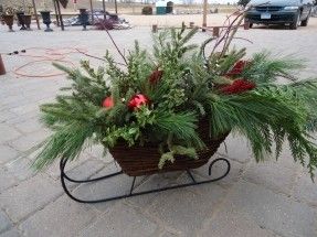 Christmas Urns, Outdoor Christmas Planters, Christmas Pots, Christmas Planters, Christmas Floral Arrangements, Fun Christmas Decorations, Fabulous Christmas, Christmas Sleigh, Navidad Diy