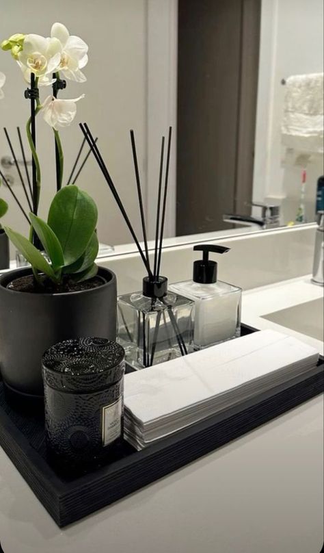 Luxury Bathroom Apartment Decor, Clean Modern Decor, Black Bathroom Ideas Decor, Grey And Black Bathroom, Bathroom Counter Organization Ideas, Living Decor Ideas, Black Bathroom Decor, Bathroom Counter Decor, Apartment Decorating Living