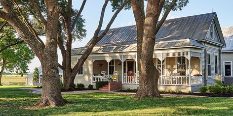 Brenham Texas, Texas Farmhouse, Restored Farmhouse, Texas Towns, Texas Homes, Décor Diy, Dream House Exterior, Historic Home, Dream House Plans