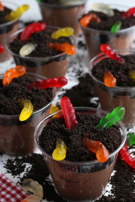 Worms N Dirt Dessert, Pudding Graveyard Cups, Halloween Snacks And Desserts, Dirt And Worms Dessert Halloween, Mud And Worms Dessert, Gummy Worms In Dirt, Halloween Dirt Cups Recipe, Thanksgiving Dirt Cups, Worms In Dirt Cups