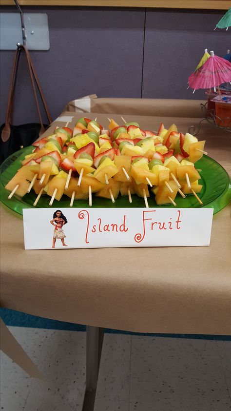 Moana birthday party food Moana Snack Table, Moana Birthday Snack Ideas, Moana Sweet Table Ideas, Moana Themed Party Food, Moana Dessert Ideas, Moana Theme Birthday Party Ideas, Moana Birthday Party Diy, Winter Moana Birthday Party, Moana Party Treats