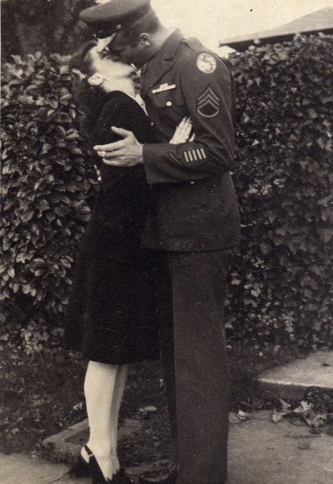 Navy Couple, 40s Aesthetic, 1940s Aesthetic, Couples Vintage, Man In Uniform, 1940s Photos, Old Fashioned Love, Vintage Couples, Vintage Romance