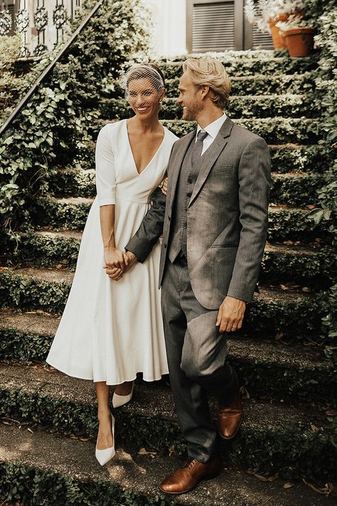 20 Vintage-Inspired Wedding Dresses with a Modern Twist For the Edgy Retro Bride - Praise Wedding Anna Campbell Wedding Dress, Simple Wedding Dress Casual, Courthouse Wedding Dress, Mode Prints, Vintage Style Wedding Dresses, Bhldn Wedding, Retro Bride, Vintage Inspired Wedding Dresses, Civil Wedding Dresses