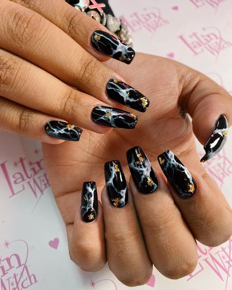 3,079 Likes, 2 Comments - 🖤🕯Latin Witch Club 🕯🖤 (@latinwitch) on Instagram: “Black mármol pintado a mano de hoy por mi 🖤” Unique Acrylic Nail Designs, Black Marble Nails, Marble Acrylic Nails, Flame Nail Art, Sophisticated Nails, Nagellack Trends, Hacks Beauty, Spring Nail Trends, Marble Nail Art