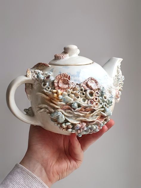 Sea Pottery Crafts Ideas, Ceramics Inspired By Nature, 3d Ceramic Art, Ceramic Nature Ideas, Clay Teapots Ideas, Sea Pottery Art, Ceramic Surface Design, Ocean Themed Clay Projects, Fantasy Ceramics