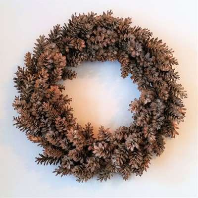 How to Make a Pine Cone Wreath - Two Ponds Farm Bleached Pine, Pine Cone Flower Wreath, White Pine Cone, Cones Diy, Pine Cone Wreath, Pinecone Crafts Christmas, Wreath Natural, Cone Wreath, Pine Cone Art