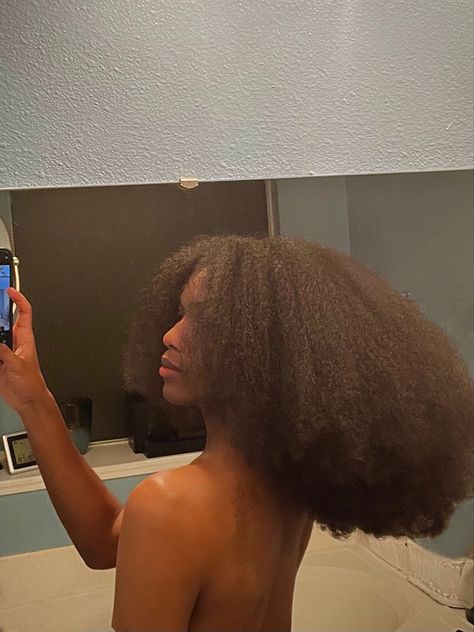 Healthy Black Hair, Cabello Afro Natural, Big Afro, Beautiful Black Hair, 4c Natural, Pelo Afro, Natural Curls Hairstyles, Long Natural Hair, Natural Hair Inspiration