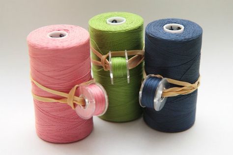 rubber band | Sewing Storage Ideas : 10 Efficient Ways To Store Sewing Threads and Bobbins Spools Of Thread, Bobbin Storage, Diy Sy, Sewing Storage, Sewing Room Organization, Costura Diy, Beginner Sewing Projects Easy, Quilt Guild, My Sewing Room