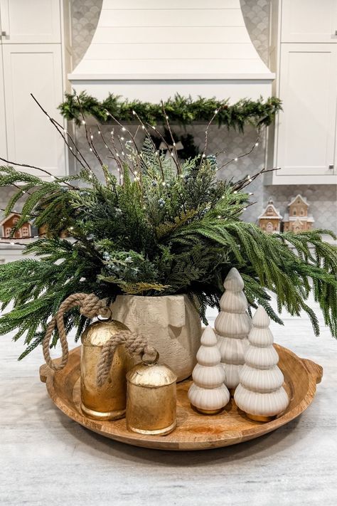 Holiday Kitchen Island, Dinner Room Table Centerpiece, Diy Christmas Island Centerpiece, Kitchen Island Centerpiece Ideas For Christmas, Christmas Greenery Centerpiece Ideas, Christmas Decor Ideas Counter Top, How To Set Christmas Table, Xmas Decor For Kitchen Island, Centerpiece Christmas Table Diy