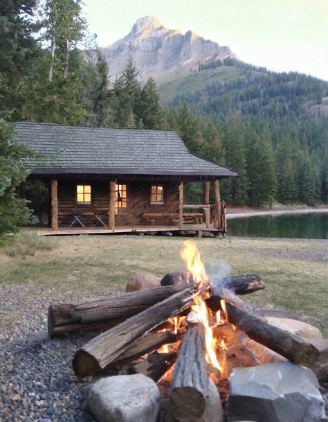 Montana Honeymoon, Cabin Aesthetic, Forest Cabin, Off Grid Cabin, Cabin Cottage, Old Farm Houses, Lake Cabins, Small Cabin, Tiny House Cabin