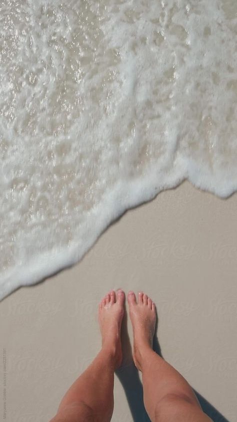 A first person view of the ocean waves gently washing around a woman's feet as she stands on the shore of a Florida Beach. Sunrise Photography Nature, Cute Beach Pictures, Flip Book Animation, Beach Video, Love Wallpaper Backgrounds, Tan Face, Butterfly Crafts, Florida Beach, Sunrise Photography