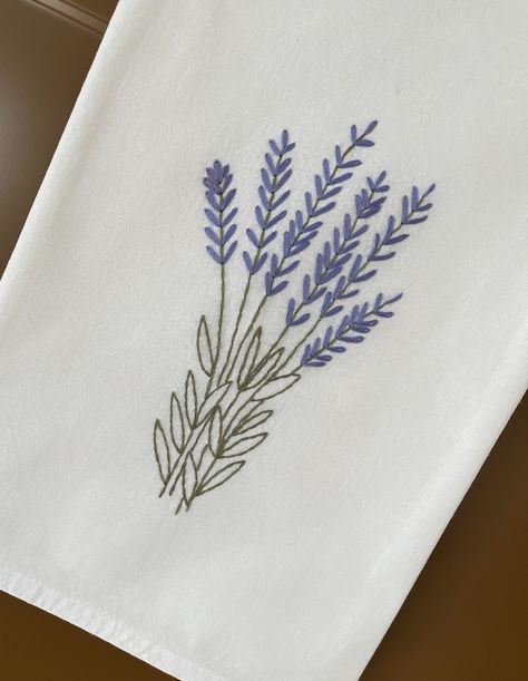 Embroidery Hand Towels Ideas, Embroider Tea Towels Diy, Embroider Dish Towels Diy, Hand Embroidery On Towels, Vintage Tea Towels Embroidery, Embroidery Designs Tea Towels, Embroidery On Tea Towels, Hand Embroidered Tea Towels Diy, Flour Sack Towels Embroidery