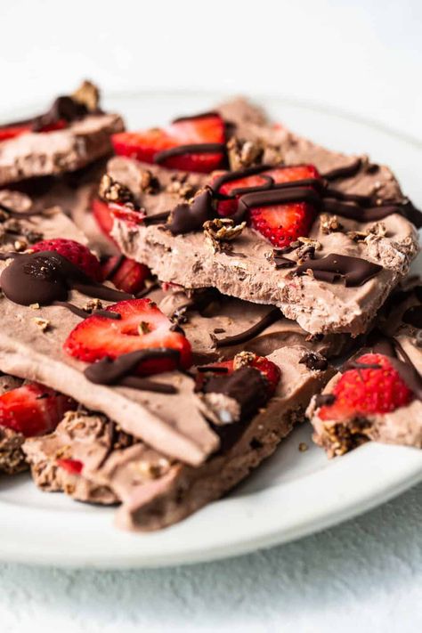 Yogurt Bark Recipe Frozen, Yogurt Bark Recipe, Strawberry Frozen Yogurt, Frozen Yogurt Bark, Frozen Yogurt Recipes, Chocolate Creations, Chocolate Yogurt, Clean Dessert, Yogurt Bites