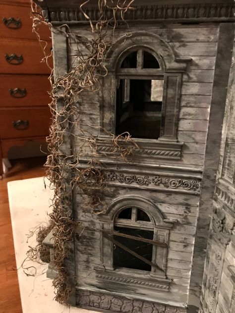 Haunted Dolls House Diy, Diy Spooky Dollhouse, Diy Miniature Haunted House, Haunted Dollhouse Diy, Spooky Dollhouse Diy, Dollhouse Haunted House, Haunted Dollhouse Diy Ideas, Dollhouse Diy Ideas, Dollhouse Themes