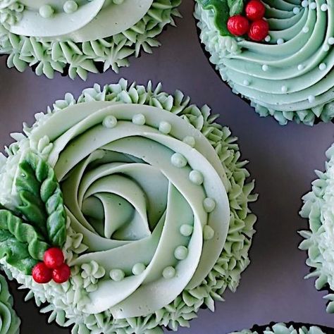 Monica Landes-Cupcake Artist on Instagram: "I can’t believe it’s almost December! Time sure flies when you’re older.🤪 I have some lovely Christmas cupcakes for you. Delicious chocolate cupcakes with scrumptious vanilla buttercream! I made these cupcakes for my husband’s coworkers. I hope they enjoy them.😋 Piping tips 21, 1M, 16, 2, 102, 5, 6B and 34. @nycake Piping bags @rainbow_dust_colours Gooseberry, Eucalyptus, Holly Green and Red * * * * * * * * * * * * * * * * #christmascupcakes #christmascake #christmascakes #christmascupcake #montezoolandes #cupcakelove #cupcakestagram #cupcaketime #caketime #cupcakery #cupcakelife #cupcakegram #thesugarfiles #cupcakesofinstagram #lovecake #cupcakelovers #cupcakesdecorados #igcupcakes #instacupcakes #instacupcake #cakeinstagram #cakelife #cupcake Christmas Cupcakes Tree, Cute Christmas Cupcakes For Kids, Holiday Cupcake Decorating Ideas, Pink Winter Cupcakes, Christmas Cupcakes Elegant, Sugar Plum Fairy Cupcakes, Cupcake Christmas Ideas, Winter Birthday Cupcakes, Christmas Flavors Cupcakes